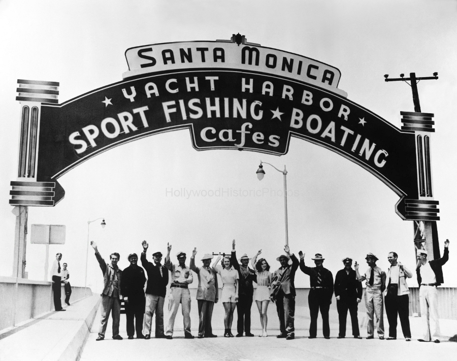 Santa Monica Pier 1945.jpg